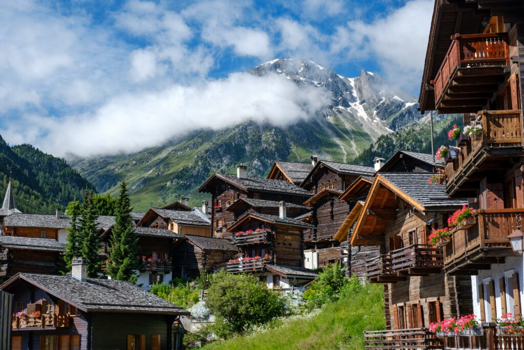 Despite sky-high expenses, Swiss population growing