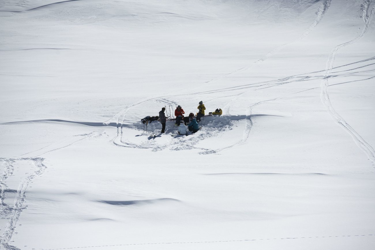 2 Dutch Skiers Escape Death In Vaud